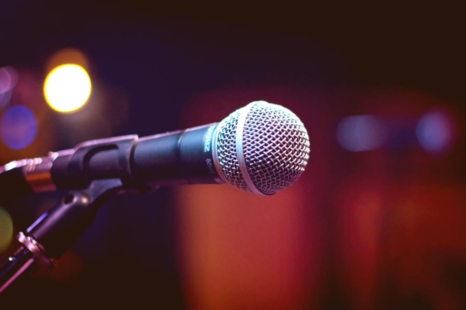 Студенти працюють із звуковим обладнанням на концертному майданчику