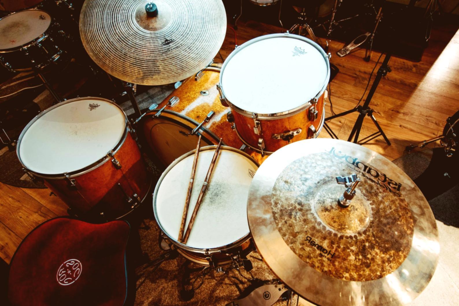 Звукорежисерське обладнання та консоль у робочому процесі