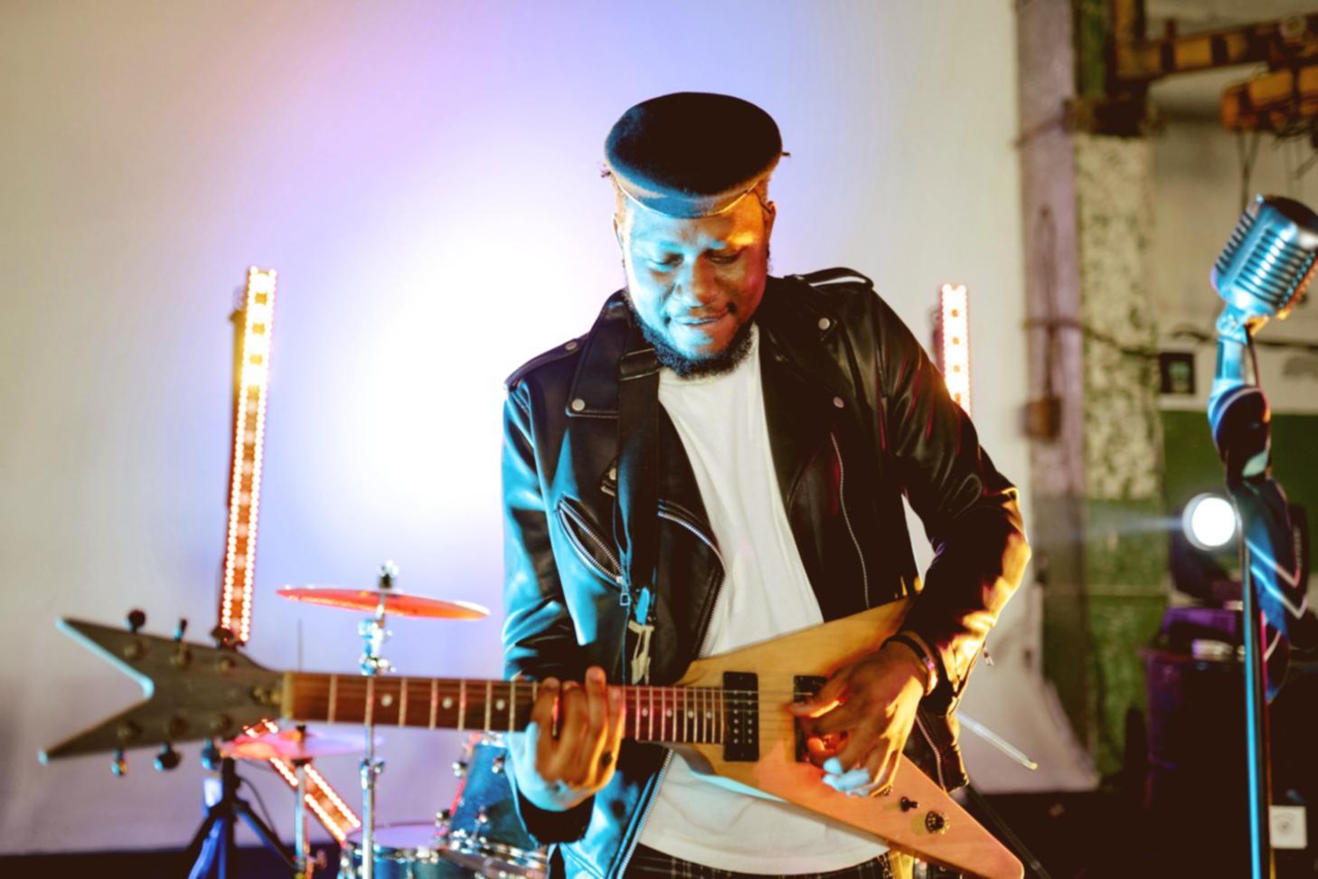 Процес налаштування звукового обладнання під час концерту